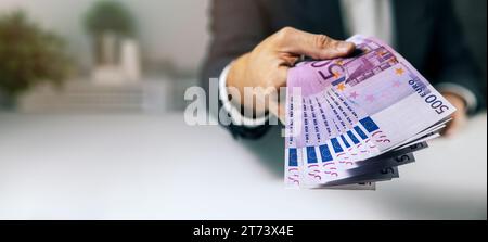 Hand mit 500-Euro-Banknoten. bankgelddarlehen, Verbraucherkredite und Schnelldarlehen. Banner mit Kopierbereich Stockfoto