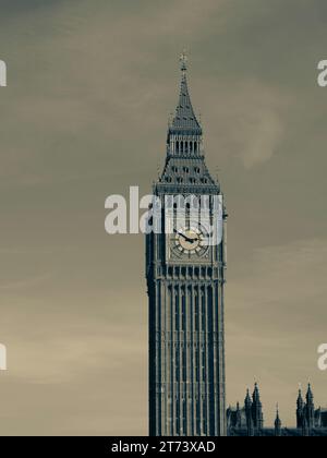 Schwarz-weiß, Blick auf Big Ben bei Dämmerung, Uhrenturm, elisabethanischer Turm, Palast von Westminster, Westminster, London, England, Großbritannien, GB. Stockfoto