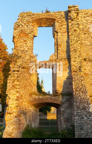 Fensteröffnungen in der alten Ziegelmauer vor blauem Himmel. Ruinen der Burg in Bodzentyn. Provinz Swietokrzyskie, Polen. Stockfoto