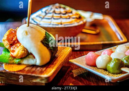 Bao Burger Bonanza: Bobs würzige gedämpfte Brötchen mit Crunchy Slaw and Pickles Stockfoto