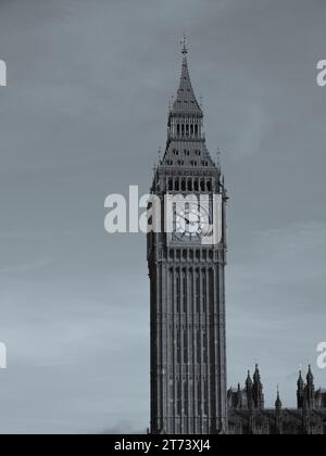 Schwarz-weiß, Blick auf Big Ben bei Dämmerung, Uhrenturm, elisabethanischer Turm, Palast von Westminster, Westminster, London, England, Großbritannien, GB. Stockfoto