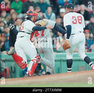 Red Sox Twins, 2000 Season Twins Outfield-Spieler Corey Koskie, der von Red Sox Catcher Jason Varitek während des Spiels im Fenway Park in Boston Ma USA gefangen wurde Foto von Bill belknap Stockfoto