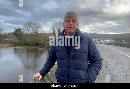 Peter Mullan, ein Bewohner von Downpatrick, der am Ufer des Flusses Quoile lebt, dessen Haus bei den jüngsten Überschwemmungen beschädigt wurde. Bilddatum: Montag, 13. November 2023. Stockfoto