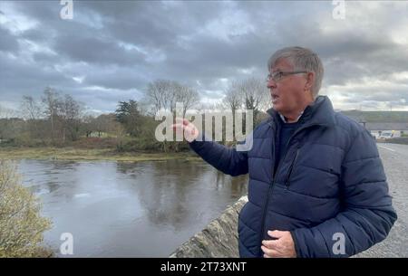 Peter Mullan, ein Bewohner von Downpatrick, der am Ufer des Flusses Quoile lebt, dessen Haus bei den jüngsten Überschwemmungen beschädigt wurde. Bilddatum: Montag, 13. November 2023. Stockfoto