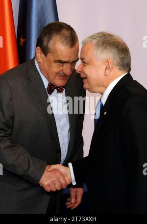 Prag, Tschechische Republik. April 2009. Karel Schwarzenberg, ehemaliger tschechischer Außenminister, Vorsitzender der TOP 09 und Senator sowie Spross einer berühmten Adelsfamilie, war einer der prominentesten Persönlichkeiten der tschechischen politischen Szene, als er im Alter von 85 Jahren am 11. November in Wien starb. 2023***DATEIFOTO***von links: der tschechische Außenminister Karel Schwarzenberg und der polnische Präsident Lech Kaczynski beim EU-US-Gipfel im Kongresszentrum Prag, Tschechische Republik, 5. April 2009. Quelle: Stanislav Peska/CTK Photo/Alamy Live News Stockfoto