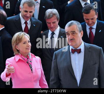 Prag, Tschechische Republik. April 2009. Karel Schwarzenberg, ehemaliger tschechischer Außenminister, Vorsitzender der TOP 09 und Senator sowie Spross einer berühmten Adelsfamilie, war einer der prominentesten Persönlichkeiten der tschechischen politischen Szene, als er im Alter von 85 Jahren am 11. November in Wien starb. 2023***DATEIFOTO***von der linken US-Außenministerin Hillary Clinton und ihrem tschechischen Amtskollegen Karel Schwarzenberg posieren für ein Foto beim EU-US-Gipfel im Kongresszentrum in Prag, Tschechische Republik, 5. April 2009. Quelle: Michal Dolezal/CTK Photo/Alamy Live News Stockfoto