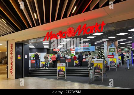 MediaMarkt Filiale in München. Media-Saturn ist Betreiber einer deutschen Elektronik-Fachmarktkette, die zugleich die groesste Europas ist. Das Unternehmen fasst die ehemals eigenstaendigen Elektrohandelsketten Media Markt und Saturn zusammen. Die Hauptverwaltung befindet sich in Ingolstadt. Freimann, Aussenansicht, Abendstimmung am 14.02.2020. *** MediaMarkt in München Media Saturn ist Betreiber einer deutschen Elektronik-Einzelhandelskette, die zugleich die größte in Europa ist. Das Unternehmen vereint die ehemals unabhängigen Elektronik-Einzelhandelsketten Media Markt und Saturn Stockfoto
