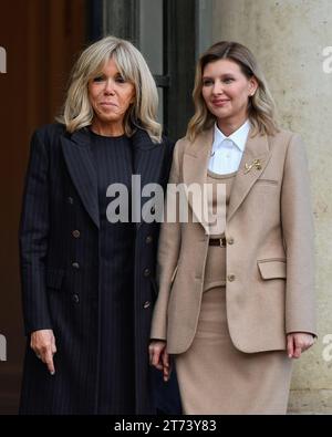 Julien Mattia / Le Pictorium - Internationale humanitäre Konferenz für Gaza-Zivilisten - 27/01/2016 - Frankreich / Ile-de-France (Region) / Paris - Frankreichs First Lady Brigitte Macron (L) mit der ukrainischen First Lady Olena Zelenska bei ihrer Ankunft im Elysee-Präsidentenpalast, Paris, 9. November 2023. Stockfoto