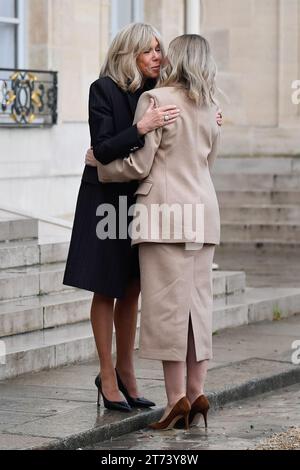 Paris, Frankreich. Januar 2016. Julien Mattia/Le Pictorium - Internationale humanitäre Konferenz für Zivilisten im Gazastreifen - 27/01/2016 - Frankreich/Ile-de-France (Region)/Paris - Frankreichs First Lady Brigitte Macron (L) mit der ukrainischen First Lady Olena Zelenska bei ihrer Ankunft im Präsidentenpalast Elysee, Paris, 9. November 2023. Quelle: LE PICTORIUM/Alamy Live News Stockfoto