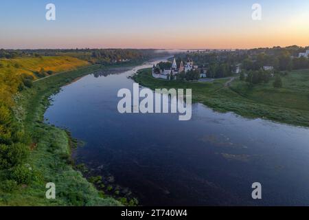 Sonnenaufgang über dem Kloster der Heiligen Dormition. Staritsa, Russland (Luftfotografie) Stockfoto