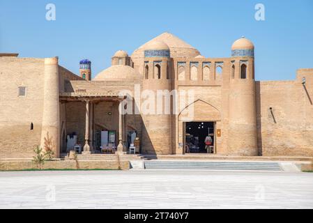 CHIWA, USBEKISTAN - 5. SEPTEMBER 2022: Die Tore der Altstadt von Ichan-Kala aus nächster Nähe. Chiwa, Usbekistan Stockfoto