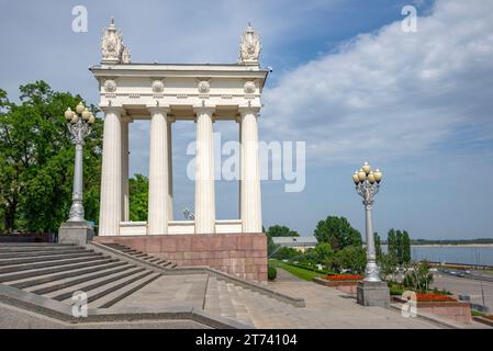 WOLGOGRAD, RUSSLAND - 15. JUNI 2023: Sommertag auf der Oberen Terrasse. Wolga River Deich. Wolgograd, Russland Stockfoto
