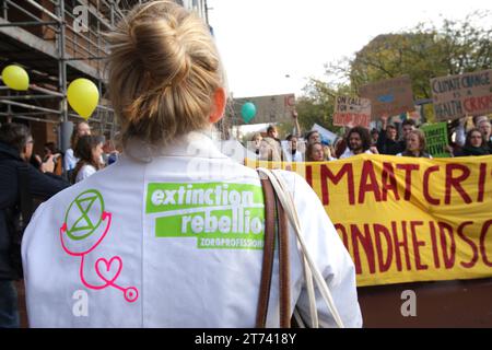 Umweltaktivisten der Extinction Rebellion nehmen am 12. November 2023 an der Marsch für Klima und Gerechtigkeit in Amsterdam Teil. Demonstranten d Stockfoto