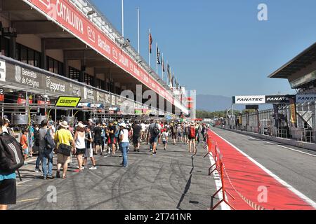 Öffentlicher Rundgang in der Boxengasse beim Festival of Speed (Festival de Velocidad) Motorrennen auf dem Circuit of Catalonia, Barcelona, Spanien am 30. September 2023 Stockfoto