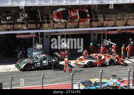 Boxenstopps in der Pit Lane beim Festival of Speed (Festival de Velocidad) Motorrennen auf dem Circuit of Catalonia, Barcelona, Spanien - 30. September 2023 Stockfoto