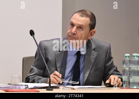 Rom, Italien. November 2023. Alberto Colaiacomo anlässlich der Pressekonferenz zur Präsentation der sechsten Ausgabe des Berichts „Armut in Rom: Ein Standpunkt“ am 13. November 2023 im Raum Ugo Poletti des Vikariats in Rom, Italien. Quelle: Live Media Publishing Group/Alamy Live News Stockfoto