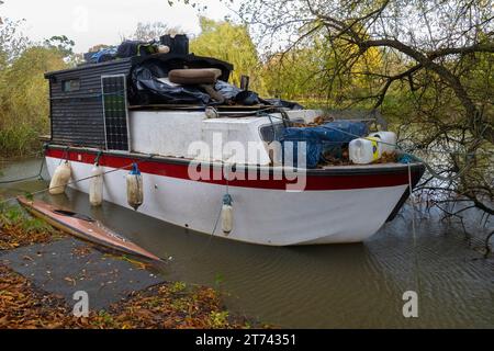 „Ein Spaziergang am Fluss“ - Live-an-Bord von Hausbooten entlang des Flusses, Inbeturing Reading und Thames Valley Business Park Stockfoto