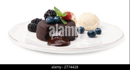 Teller mit köstlichem Schokoladenfondant, Beeren, Minze und Eis isoliert auf weiß Stockfoto