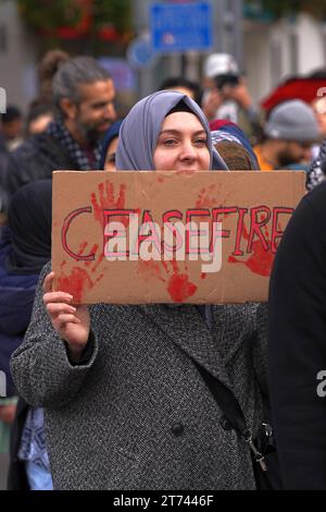 Muslimische Demonstrantinnen beim Pro Palestine March in Cardiff City Centre, Samstag, 11. November 2023 Stockfoto