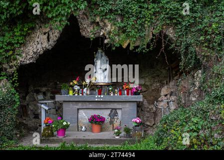 Grotte Notre Dame de Lourdes, Grotte und Wallfahrtsort im Dorf Roly bei Philippeville, Provinz Namur, Ardennen, Wallonien, Belgien Stockfoto