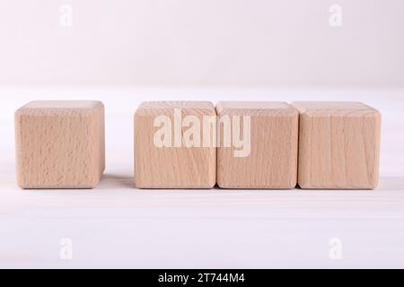 Internationale Organisation für Normung. Holzwürfel mit Häkchen und Abkürzung ISO auf weißem Tisch Stockfoto