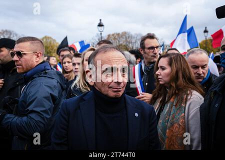 Eric Zemmour, Schriftsteller und rechtsextremer französischer Politiker, wurde während der Kundgebung gegen den Antisemitismus an der Invalidenesplanade gesehen. Demonstrationen gegen den Antisemitismus fanden in ganz Frankreich statt. In Paris waren fast 105 000 Menschen an dem bürgermarsch gegen den Antisemitismus beteiligt, der vom Präsidenten der Nationalversammlung, Yaël Braun-Pivet, und dem Präsidenten des Senats, Gérard Larcher, gemeinsam mit den politischen Parteien, mit Ausnahme der Partei La France Soumise, organisiert wurde. die sich weigerte, gemeinsam mit Marine Le Pens rechtsextremer Partei Rassemblement National am marsch teilzunehmen. Stockfoto