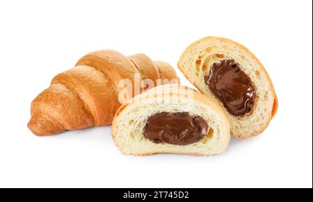 Köstliche frische Croissants mit Schokolade isoliert auf weiß Stockfoto