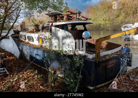 „Ein Spaziergang am Fluss“ - Live-an-Bord von Hausbooten entlang des Flusses, Inbeturing Reading und Thames Valley Business Park Stockfoto