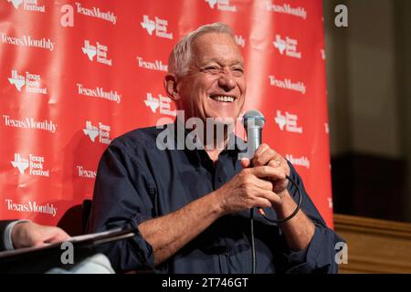Austin, TX, USA. November 2023. Der Journalist WALTER ISAACSON spricht über sein jüngstes Buch über den Unternehmer Elon Musk (nicht gezeigt) während eines Interviews beim Texas Book Festival in Austin. Isaacson, ein amerikanischer Autor, Journalist und Professor, war Präsident und CEO des Aspen Institute, Vorsitzender und CEO von CNN und Herausgeber des Time Magazine. (Kreditbild: © Bob Daemmrich/ZUMA Press Wire) NUR REDAKTIONELLE VERWENDUNG! Nicht für kommerzielle ZWECKE! Stockfoto