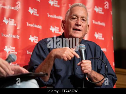 Austin, TX, USA. November 2023. Der Journalist WALTER ISAACSON spricht über sein jüngstes Buch über den Unternehmer Elon Musk (nicht gezeigt) während eines Interviews beim Texas Book Festival in Austin. Isaacson, ein amerikanischer Autor, Journalist und Professor, war Präsident und CEO des Aspen Institute, Vorsitzender und CEO von CNN und Herausgeber des Time Magazine. (Kreditbild: © Bob Daemmrich/ZUMA Press Wire) NUR REDAKTIONELLE VERWENDUNG! Nicht für kommerzielle ZWECKE! Stockfoto