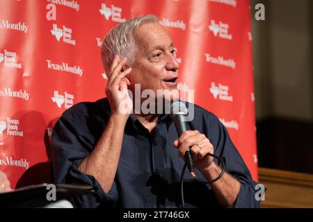 Austin, TX, USA. November 2023. Der Journalist WALTER ISAACSON spricht über sein jüngstes Buch über den Unternehmer Elon Musk (nicht gezeigt) während eines Interviews beim Texas Book Festival in Austin. Isaacson, ein amerikanischer Autor, Journalist und Professor, war Präsident und CEO des Aspen Institute, Vorsitzender und CEO von CNN und Herausgeber des Time Magazine. (Kreditbild: © Bob Daemmrich/ZUMA Press Wire) NUR REDAKTIONELLE VERWENDUNG! Nicht für kommerzielle ZWECKE! Stockfoto