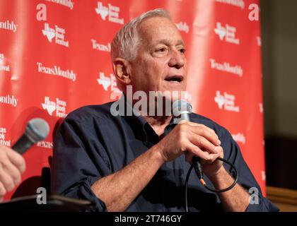 Austin, TX, USA. November 2023. Der Journalist WALTER ISAACSON spricht über sein jüngstes Buch über den Unternehmer Elon Musk (nicht gezeigt) während eines Interviews beim Texas Book Festival in Austin. Isaacson, ein amerikanischer Autor, Journalist und Professor, war Präsident und CEO des Aspen Institute, Vorsitzender und CEO von CNN und Herausgeber des Time Magazine. (Kreditbild: © Bob Daemmrich/ZUMA Press Wire) NUR REDAKTIONELLE VERWENDUNG! Nicht für kommerzielle ZWECKE! Stockfoto