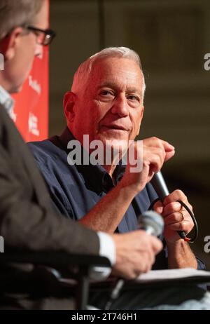 Austin, TX, USA. November 2023. Der Journalist WALTER ISAACSON spricht über sein jüngstes Buch über den Unternehmer Elon Musk (nicht gezeigt) während eines Interviews beim Texas Book Festival in Austin. Isaacson, ein amerikanischer Autor, Journalist und Professor, war Präsident und CEO des Aspen Institute, Vorsitzender und CEO von CNN und Herausgeber des Time Magazine. (Kreditbild: © Bob Daemmrich/ZUMA Press Wire) NUR REDAKTIONELLE VERWENDUNG! Nicht für kommerzielle ZWECKE! Stockfoto