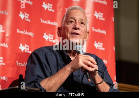 Austin, TX, USA. November 2023. Der Journalist WALTER ISAACSON spricht über sein jüngstes Buch über den Unternehmer Elon Musk (nicht gezeigt) während eines Interviews beim Texas Book Festival in Austin. Isaacson, ein amerikanischer Autor, Journalist und Professor, war Präsident und CEO des Aspen Institute, Vorsitzender und CEO von CNN und Herausgeber des Time Magazine. (Kreditbild: © Bob Daemmrich/ZUMA Press Wire) NUR REDAKTIONELLE VERWENDUNG! Nicht für kommerzielle ZWECKE! Stockfoto