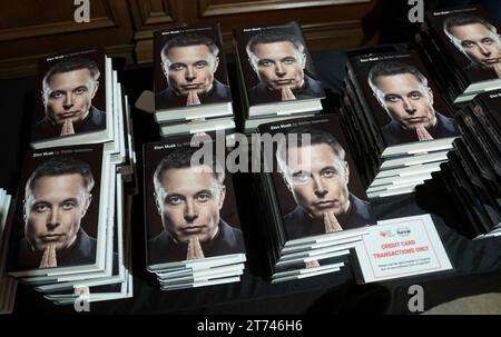 Austin, TX, USA. November 2023. Kopien einer Biografie von Elon Musk sitzen auf einem Tisch, während der Journalist Walter Isaacson (nicht gezeigt) sein neuestes Buch über den exzentrischen Unternehmer beim Texas Book Festival in Austin diskutiert. (Kreditbild: © Bob Daemmrich/ZUMA Press Wire) NUR REDAKTIONELLE VERWENDUNG! Nicht für kommerzielle ZWECKE! Stockfoto
