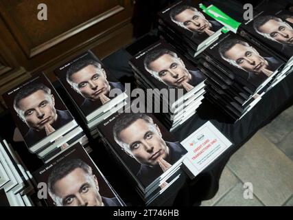 Austin, TX, USA. November 2023. Kopien einer Biografie von Elon Musk sitzen auf einem Tisch, während der Journalist Walter Isaacson (nicht gezeigt) sein neuestes Buch über den exzentrischen Unternehmer beim Texas Book Festival in Austin diskutiert. (Kreditbild: © Bob Daemmrich/ZUMA Press Wire) NUR REDAKTIONELLE VERWENDUNG! Nicht für kommerzielle ZWECKE! Stockfoto