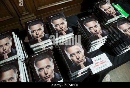 Austin, TX, USA. November 2023. Kopien einer Biografie von Elon Musk sitzen auf einem Tisch, während der Journalist Walter Isaacson (nicht gezeigt) sein neuestes Buch über den exzentrischen Unternehmer beim Texas Book Festival in Austin diskutiert. (Kreditbild: © Bob Daemmrich/ZUMA Press Wire) NUR REDAKTIONELLE VERWENDUNG! Nicht für kommerzielle ZWECKE! Stockfoto