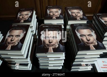 Austin, TX, USA. November 2023. Kopien einer Biografie von Elon Musk sitzen auf einem Tisch, während der Journalist Walter Isaacson (nicht gezeigt) sein neuestes Buch über den exzentrischen Unternehmer beim Texas Book Festival in Austin diskutiert. (Kreditbild: © Bob Daemmrich/ZUMA Press Wire) NUR REDAKTIONELLE VERWENDUNG! Nicht für kommerzielle ZWECKE! Stockfoto