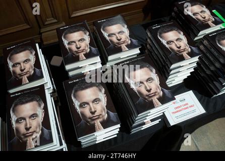 Austin, TX, USA. November 2023. Kopien einer Biografie von Elon Musk sitzen auf einem Tisch, während der Journalist Walter Isaacson (nicht gezeigt) sein neuestes Buch über den exzentrischen Unternehmer beim Texas Book Festival in Austin diskutiert. (Kreditbild: © Bob Daemmrich/ZUMA Press Wire) NUR REDAKTIONELLE VERWENDUNG! Nicht für kommerzielle ZWECKE! Stockfoto
