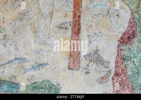 Details eines Schiffes und Fischs in einem Wandgemälde des hl. Christophorus aus dem 14. Jahrhundert in der Kirche St. Mary Magdalene aus dem 12. Jahrhundert in Baunton, Glos. UK Stockfoto