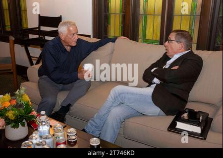 Austin, TX, USA. November 2023. Der Journalist WALTER ISAACSON (l) spricht mit EVAN SMITH (r) während eines Interviews beim Texas Book Festival in Austin über sein neuestes Buch. Isaacson, ein amerikanischer Autor, Journalist und Professor, war Präsident und CEO des Aspen Institute, Vorsitzender und CEO von CNN und Herausgeber des Time Magazine. (Kreditbild: © Bob Daemmrich/ZUMA Press Wire) NUR REDAKTIONELLE VERWENDUNG! Nicht für kommerzielle ZWECKE! Stockfoto