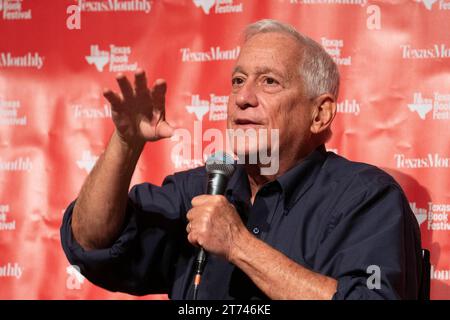 Austin, TX, USA. November 2023. Der Journalist WALTER ISAACSON spricht über sein jüngstes Buch über den Unternehmer Elon Musk (nicht gezeigt) während eines Interviews beim Texas Book Festival in Austin. Isaacson, ein amerikanischer Autor, Journalist und Professor, war Präsident und CEO des Aspen Institute, Vorsitzender und CEO von CNN und Herausgeber des Time Magazine. (Kreditbild: © Bob Daemmrich/ZUMA Press Wire) NUR REDAKTIONELLE VERWENDUNG! Nicht für kommerzielle ZWECKE! Stockfoto