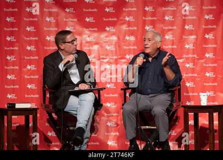Austin, TX, USA. November 2023. Der Journalist WALTER ISAACSON (r) diskutiert sein jüngstes Buch über den Unternehmer Elon Musk (nicht gezeigt) mit EVAN SMITH (l) während eines Interviews beim Texas Book Festival in Austin. Isaacson, ein amerikanischer Autor, Journalist und Professor, war Präsident und CEO des Aspen Institute, Vorsitzender und CEO von CNN und Herausgeber des Time Magazine. (Kreditbild: © Bob Daemmrich/ZUMA Press Wire) NUR REDAKTIONELLE VERWENDUNG! Nicht für kommerzielle ZWECKE! Stockfoto