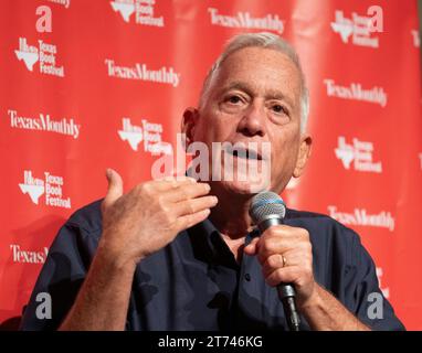Austin, TX, USA. November 2023. Der Journalist WALTER ISAACSON spricht über sein jüngstes Buch über den Unternehmer Elon Musk (nicht gezeigt) während eines Interviews beim Texas Book Festival in Austin. Isaacson, ein amerikanischer Autor, Journalist und Professor, war Präsident und CEO des Aspen Institute, Vorsitzender und CEO von CNN und Herausgeber des Time Magazine. (Kreditbild: © Bob Daemmrich/ZUMA Press Wire) NUR REDAKTIONELLE VERWENDUNG! Nicht für kommerzielle ZWECKE! Stockfoto