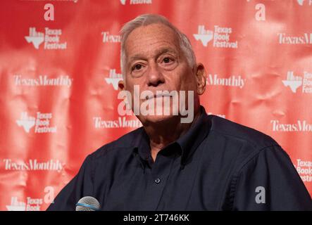 Austin, TX, USA. November 2023. Der Journalist WALTER ISAACSON spricht über sein jüngstes Buch über den Unternehmer Elon Musk (nicht gezeigt) während eines Interviews beim Texas Book Festival in Austin. Isaacson, ein amerikanischer Autor, Journalist und Professor, war Präsident und CEO des Aspen Institute, Vorsitzender und CEO von CNN und Herausgeber des Time Magazine. (Kreditbild: © Bob Daemmrich/ZUMA Press Wire) NUR REDAKTIONELLE VERWENDUNG! Nicht für kommerzielle ZWECKE! Stockfoto