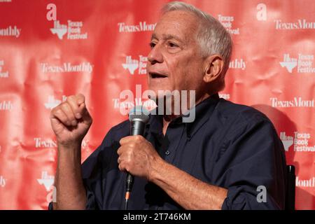 Austin, TX, USA. November 2023. Der Journalist WALTER ISAACSON spricht über sein jüngstes Buch über den Unternehmer Elon Musk (nicht gezeigt) während eines Interviews beim Texas Book Festival in Austin. Isaacson, ein amerikanischer Autor, Journalist und Professor, war Präsident und CEO des Aspen Institute, Vorsitzender und CEO von CNN und Herausgeber des Time Magazine. (Kreditbild: © Bob Daemmrich/ZUMA Press Wire) NUR REDAKTIONELLE VERWENDUNG! Nicht für kommerzielle ZWECKE! Stockfoto