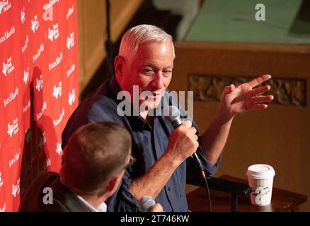 Austin, TX, USA. November 2023. Der Journalist WALTER ISAACSON spricht über sein jüngstes Buch über den Unternehmer Elon Musk (nicht gezeigt) während eines Interviews beim Texas Book Festival in Austin. Isaacson, ein amerikanischer Autor, Journalist und Professor, war Präsident und CEO des Aspen Institute, Vorsitzender und CEO von CNN und Herausgeber des Time Magazine. (Kreditbild: © Bob Daemmrich/ZUMA Press Wire) NUR REDAKTIONELLE VERWENDUNG! Nicht für kommerzielle ZWECKE! Stockfoto