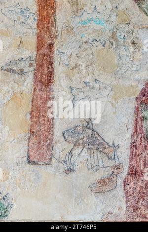 Details eines Schiffes und Fischs in einem Wandgemälde des hl. Christophorus aus dem 14. Jahrhundert in der Kirche St. Mary Magdalene aus dem 12. Jahrhundert in Baunton, Glos. UK Stockfoto