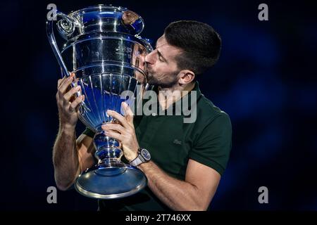 Turin, Italien. 13. November 2023. Novak Djokovic aus Serbien küsst die ATP Nr. 1-Trophäe zum Jahresende, die ihm am zweiten Tag des Nitto ATP Finals verliehen wurde. Quelle: Nicolò Campo/Alamy Live News Stockfoto