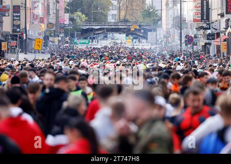 Karnevalsauftakt in Köln: Im Kwartier Latäng und auf der Zülpicher Straße im Studentenviertel feiern verkleidete Jecken und Karnevalisten in Kostümen den Beginn der heißen Phase des Kölner Karneval mit dem Elften Elften und dem Startschuss um Elf Uhr Elf. Das Viertel ist oft an Karneval überfüllt. Köln, 11.11.2023 NRW Deutschland *** Karnevalsauftakt in Köln im Kwartier Latäng und an der Zülpicher Straße im Studentenviertel feiern verkleidete Feiernde und Karnevalsfreunde in Kostümen mit dem Elften und dem Startsignal A den Beginn der heißen Phase des Kölner Karnevals Stockfoto